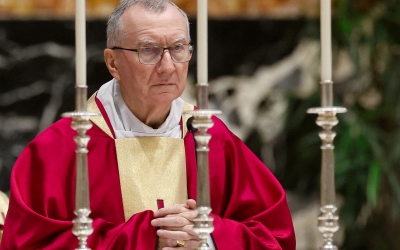 Kardinal Parolin feirer messe i Peterskirken.  